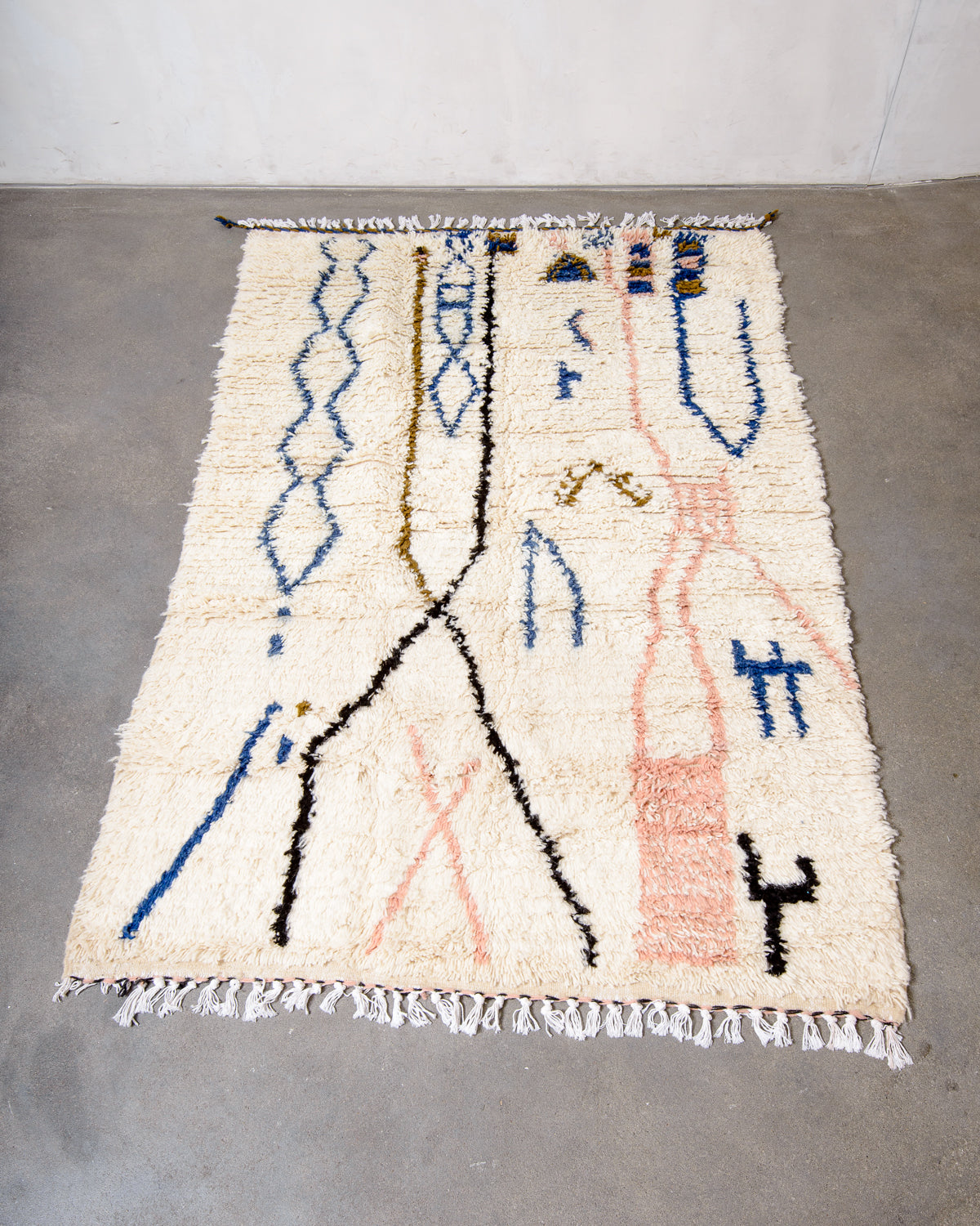 Modern designer handcrafted Berber rug from Morocco. Azilal rug with beautiful colours and patterns. Made of sheep’s wool and colourful cotton.